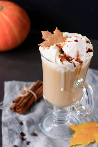 Kabak spice latte krem şanti, şekerleme ve çerez — Stok fotoğraf