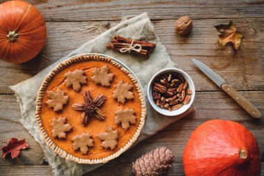 Ahşap zemin üzerine cevizli Fındıklı kabak pasta