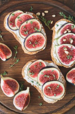 Meze bruschetta veya taze peynir, incir ve bal ile tost