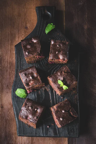 Brownies de chocolate escuro no fundo escuro — Fotografia de Stock