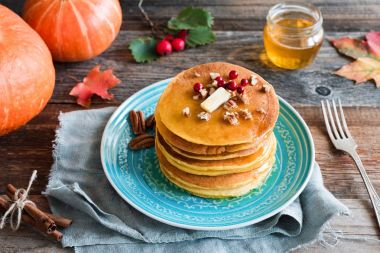 Bal, tereyağı ve fındık ile yığın kabak krep