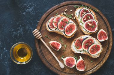 Taze incir ve peynir bruschetta tost