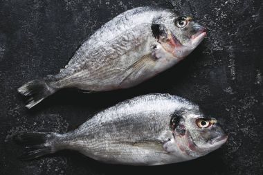 Siyah taş tablo taze çipura