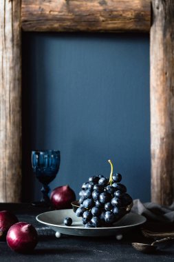 Vintage gümüş tepsi natürmort siyah üzüm