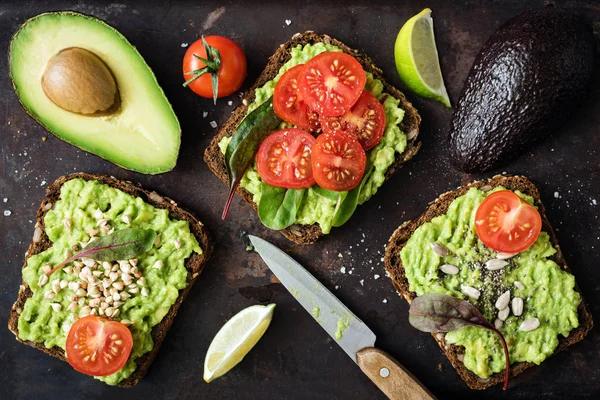 Здоровий зелений вегетаріанський тост з авокадо з паростками — стокове фото