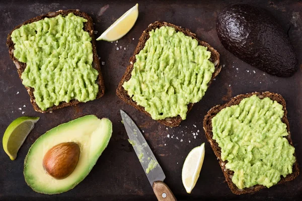 Tostadas de aguacate con pan de centeno integral. Vista superior — Foto de Stock