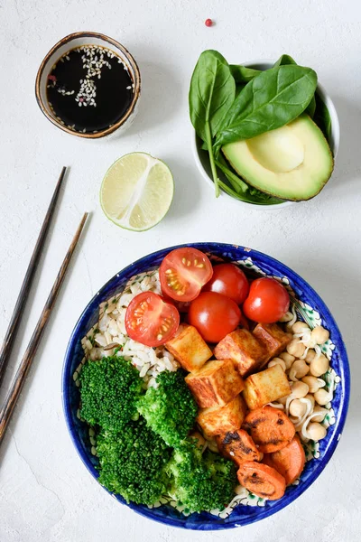 Saladier végétarien sain avec tofu, brocoli, riz et avocat sur fond blanc — Photo