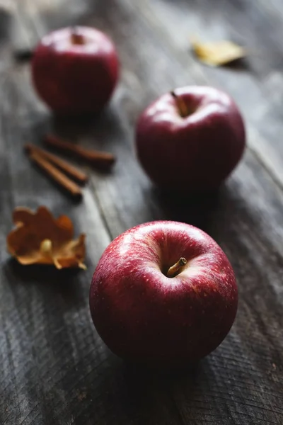 Manzanas rojas y canela — Foto de Stock