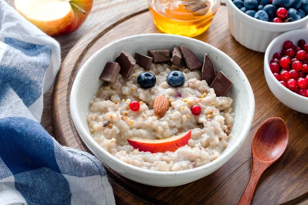 Çocuklar için kahvaltı yemek. Komik surat ile yulaf lapası — Stok fotoğraf