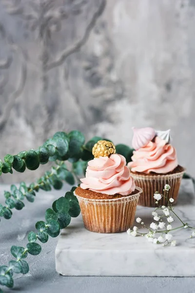 Cupcakes with coral buttercream and meringues on marble board. Wedding cupcakes — Stock Photo, Image