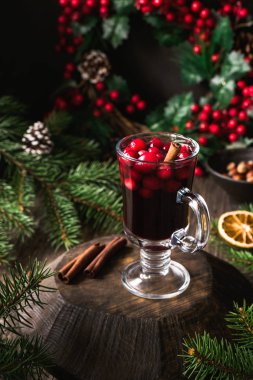 Kızılcık ve tarçın bir cam ahşap tahta üzerinde mulled şarap