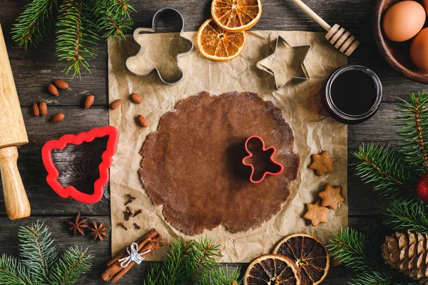 Baking Christmas cookies. Gingerbread cookie dough and cookie cutters — Stock Photo, Image