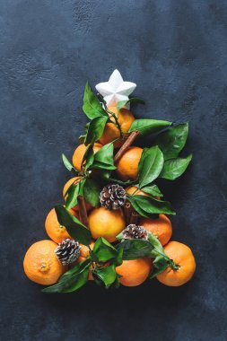 Mandalina, baharat ve çam kozalakları ile Noel ağacı beyaz yıldız ile dekore edilmiştir..