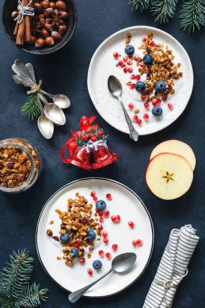 Házi granola, áfonya gránátalma magokat és joghurt. Egészséges karácsonyi reggeli felülnézet — Stock Fotó