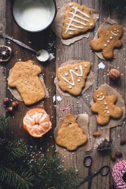 Gingerbread çerezleri dekorasyon işlem krema ile