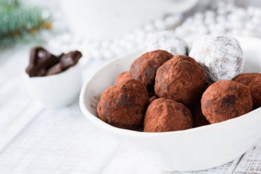 Tarihleri ve çiğ çikolata ile çiğ vegan çikolata truffles
