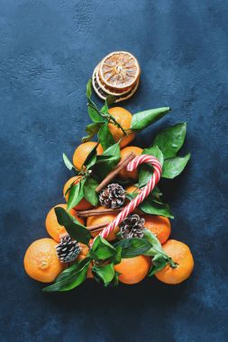 Mandalina, şeker kamışı, baharat ve çam kozalakları ile Noel ağacı beyaz yıldız ile dekore edilmiştir..
