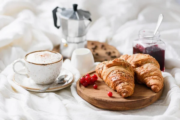 Πρωινό στο κρεβάτι με κρουασάν, καφέ και μαρμελάδα — Φωτογραφία Αρχείου
