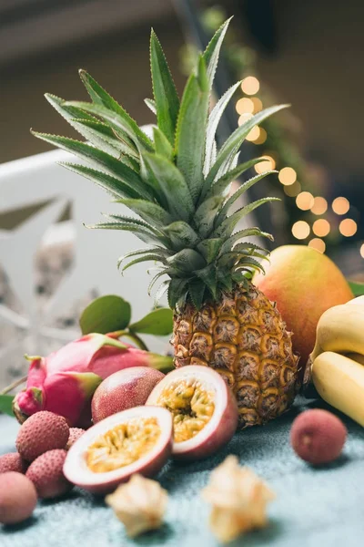 Frutas tropicais frescas na mesa azul — Fotografia de Stock