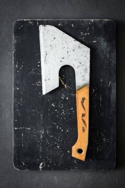 Kara tahta üzerinde eski et satır veya kasap balta