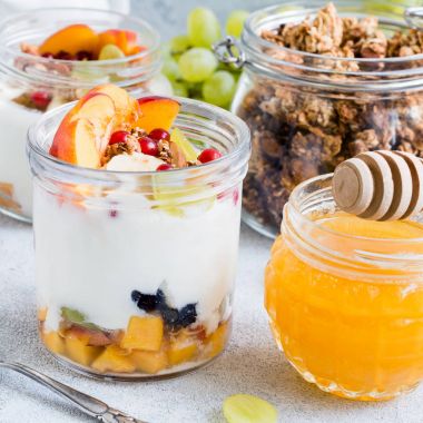 Granola yoğurt, berry ve kavanoz meyve ile. Sağlıklı yoğurt granola parfe.