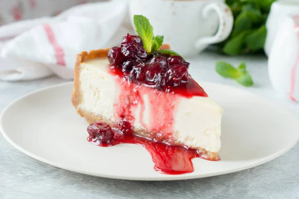 Berry soslu lezzetli New York Cheesecake