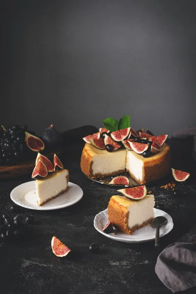 Φέτες του New York Cheesecake σε σκούρο φόντο πέτρα — Φωτογραφία Αρχείου