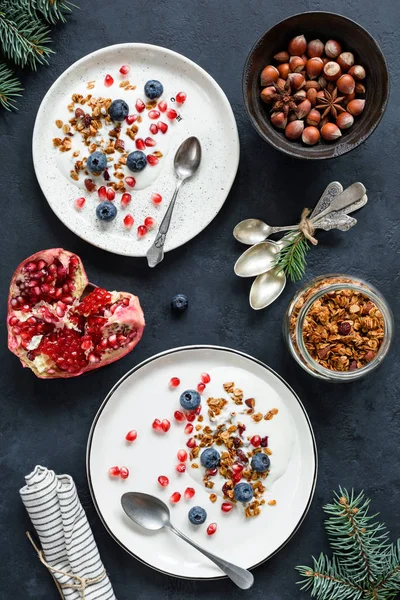 Granola, joghurt, fekete áfonya és a gránátalma seeds. — Stock Fotó