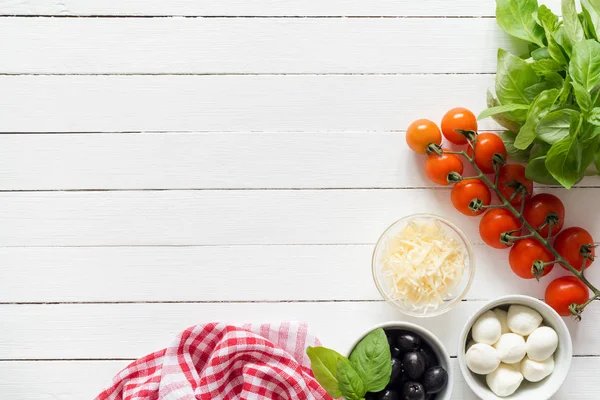 Итальянские пищевые ингредиенты для приготовления пищи на белом столе с местом для копирования текста — стоковое фото