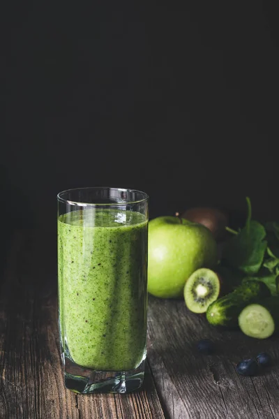 Зеленый фруктовый сок в стакане — стоковое фото