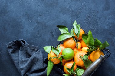 Mandalina veya sepet içinde yeşil yaprakları ile clementines