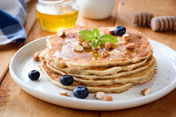 Crêpes aux amandes sans gluten aux myrtilles et au miel . — Photo