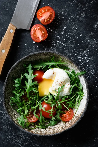 Healthy salad with arugula, tomatoes and poached egg — Stock Photo, Image