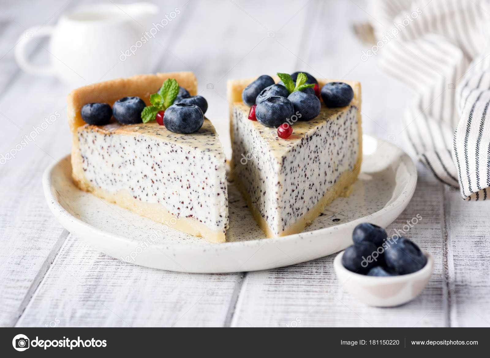 Cheesecake haşhaş ve yaban mersini ile. Ev yapımı haşhaş pasta — Stok