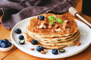 Yaban mersini ve nane yaprağı ile badem krep
