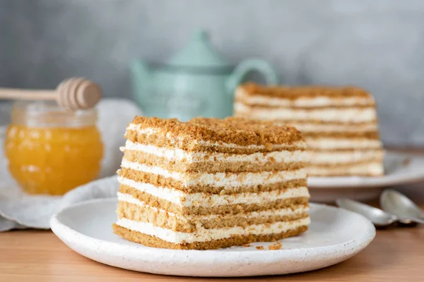 Torta a strati di miele o torta russa Medovik su piatto bianco . — Foto Stock