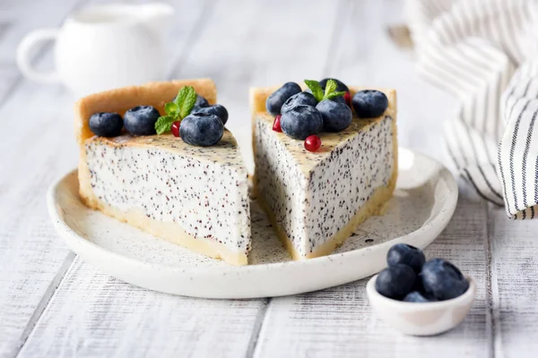 Cheesecake with poppy and blueberries. Homemade poppy pie — Stock Photo, Image
