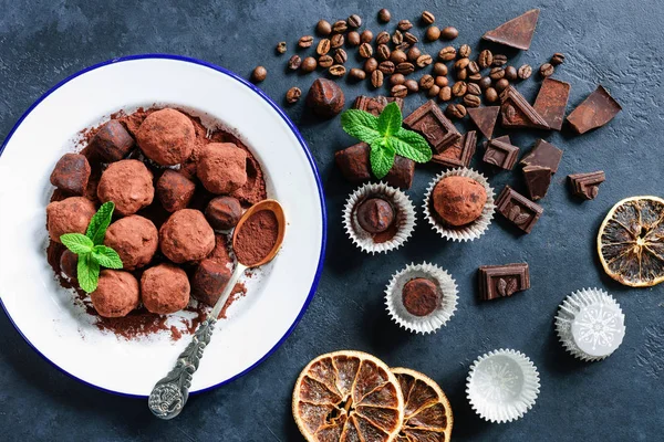 Σκούρο τρούφες σοκολάτας με κόκκους καφέ και φύλλα μέντας — Φωτογραφία Αρχείου