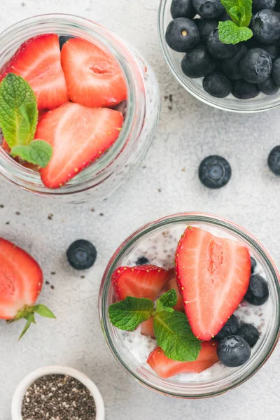 Budín de chía de fresa con arándanos frescos y menta en vaso. Vista superior — Foto de Stock