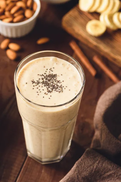 Frullato di semi di banana chia in vetro su tavolo di legno — Foto Stock