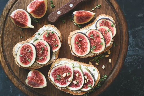 Fig and goat cheese toasts — Stock Photo, Image