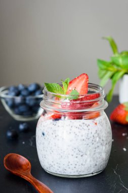 Chia puding kavanoza çilek ile