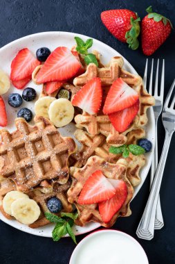 Taze çilek, yaban mersini ve muz ile Belçika waffle. Üstten Görünüm