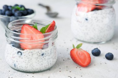 Chia tohum pudingle taze böğürtlen ve çilek beyaz masada