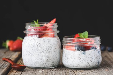 Chia tohum pudingle taze çilek ve yaban mersini
