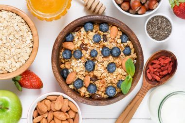 Fındık, Kuru üzüm ve beyaz superfoods ile ev yapımı granola