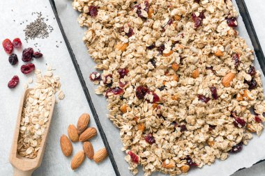 Ev yapımı granola levha ve malzemeler pişirme üzerinde. Üstten Görünüm