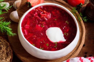 Pancar çorbası çorba ekşi krema ile beyaz kase