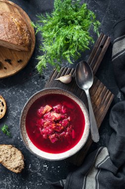 Pancar çorbası kase taş zemin üzerine pancar çorbası