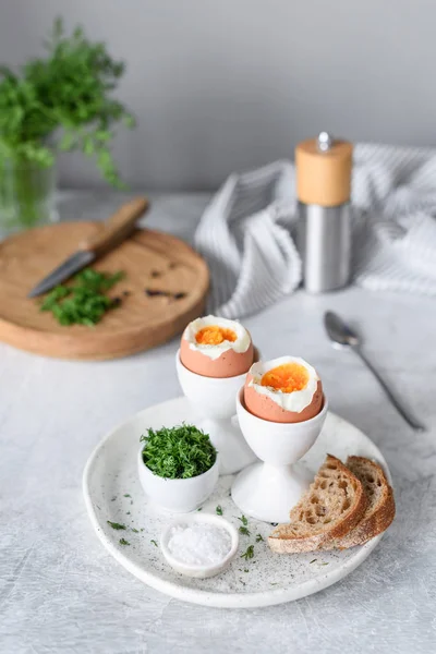 М'які варені яйця і тости на сніданок — стокове фото